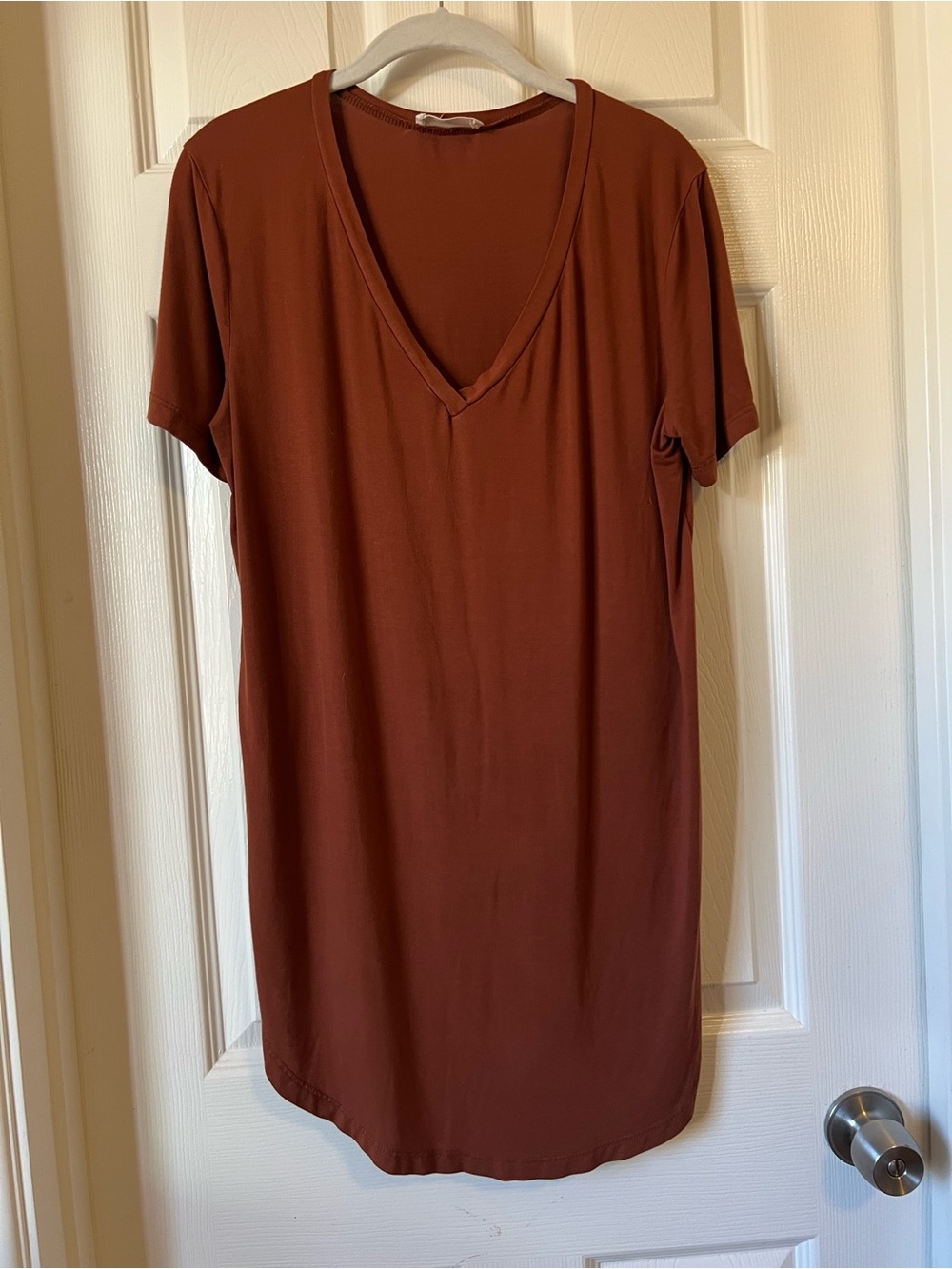 Carly Jean Los Angeles Women’s V-Neck Tunic Style Tee Rust Size Medium